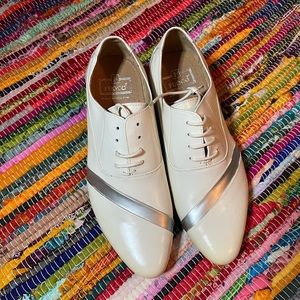 Size 7 string up shoes